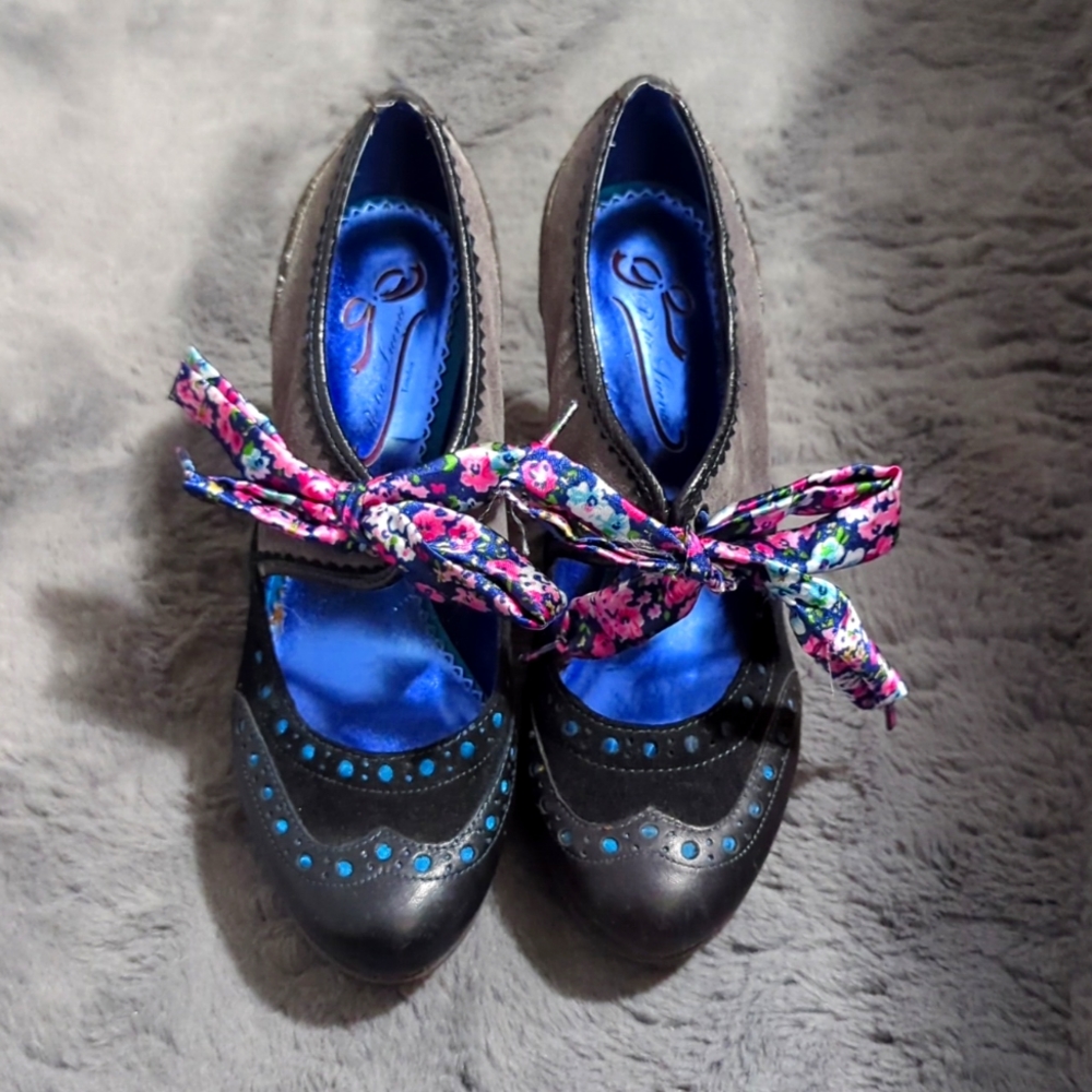Poetic License heels. Minimal wear, laces could be replaced. Size 38 (7.5 US)